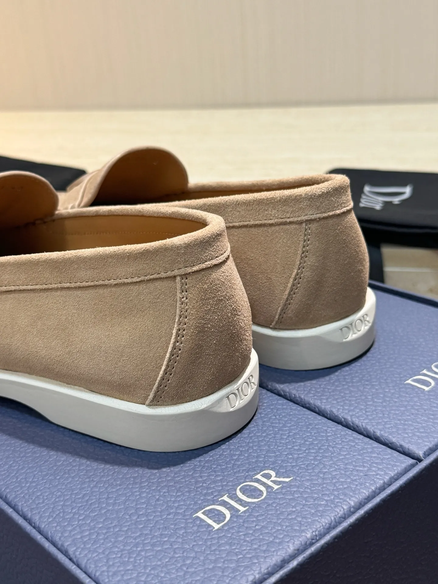 Factory price: 420💰Dior*Granville men's lace-up casual shoes-original replica Buy the original version and get a one-to-one replica. It is a casual dress shoe. Crafted from luxuriously soft navy suede, it features an Oblique printed panel on the upper. The lightweight white rubber sole adds sophistication, with an Oblique pattern engraved on the outsole and branding on the back. Adds elegance to any casual look. Imported cowhide suede + imported cowhide lining + original outsole Size: 39-44 (45 46 customized)
